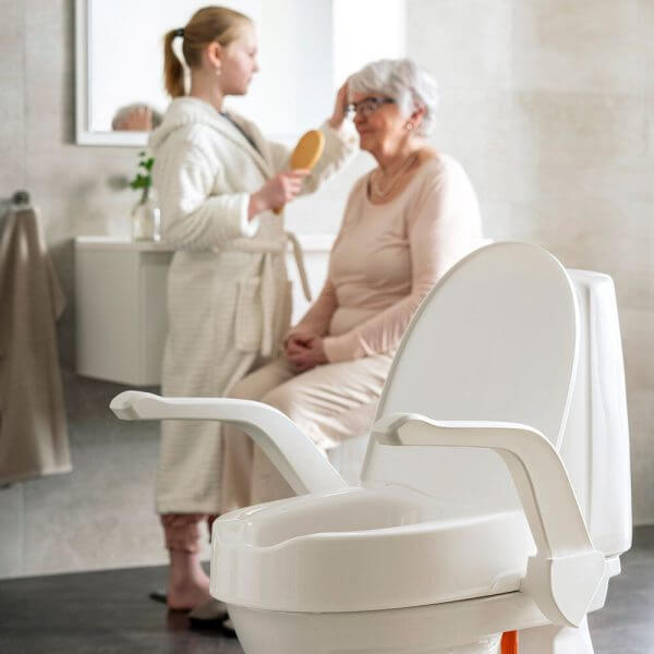 Etac My-Loo nakładka podwyższająca na sedes montowana na śruby z podłokietnikami lub bez.